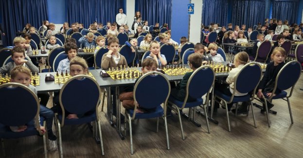Blisko 400 uczniów wzięło udział w projekcie „Kraków gra w szachy”, który miał na celu upowszechnianie tej pięknej gry wśród najmłodszych w stolicy Małopolski. Co więcej, skorzystało na nim również kilkudziesięciu nauczycieli, którzy zostali objęci specjalnym szkoleniem metodycznym. – Wydarzenie potwierdziło, że szachy mogą skutecznie łączyć funkcje edukacyjne, wychowawcze i sportowe, a projekt stał się istotnym elementem działań Krakowa na rzecz rozwoju sportu dzieci i młodzieży – cieszy się Kamila Kałużna-Turcza, prezes Zarządu Małopolskiego Związku Szachowego.